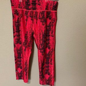 Under Armour Cropped Compression Leggings  Size M